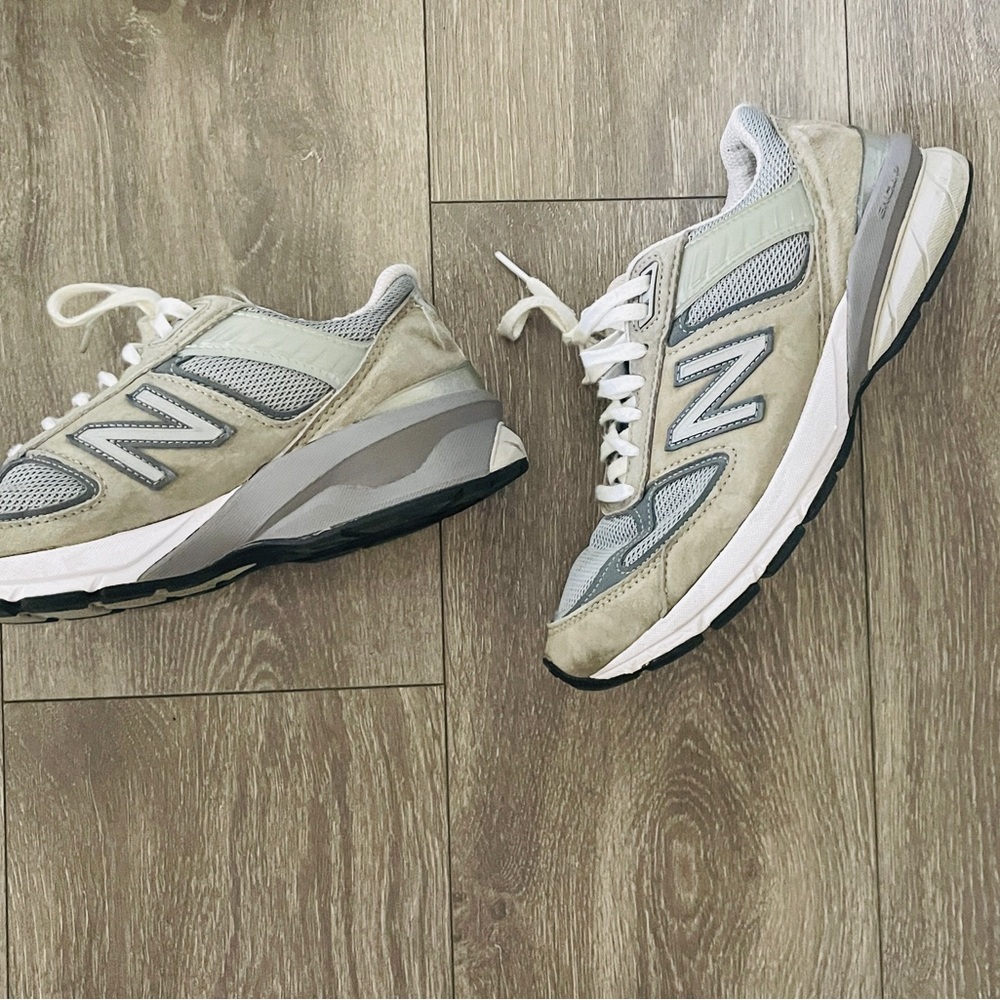 Women New Balance MADE in USA 990v5 Core.